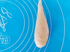 醒发好的面团拿出来，搓成水滴状