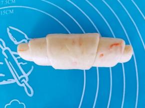 由宽的一头轻轻卷起来