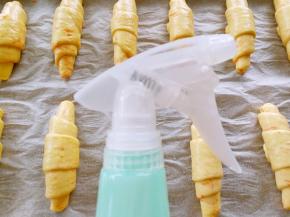 依次全部做好，放在垫了油纸的烤盘上，表面雾状喷水，进行发酵（仅此一次）