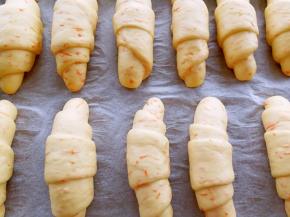 发酵至原来的1.5倍大左右即可，预热烤箱，上下火180度十分钟左右