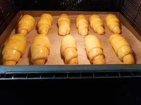 放进预热好的烤箱里面，中下层，上下火175度烤制20分钟左右