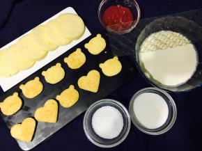 提前准备好戚风片,用模具压出想要的图形和6个模具底部一般大小的圆.