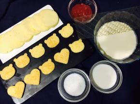 提前准备好戚风片,用模具压出想要的图形和6个模具底部一般大小的圆.