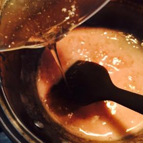 吉利丁片提前用凉开水泡软.再隔着热开水融化开.倒入加热好的牛奶中.