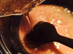 吉利丁片提前用凉开水泡软.再隔着热开水融化开.倒入加热好的牛奶中.