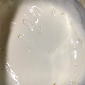 淡奶油加入细砂糖打至五六分浓稠可流动的状态.