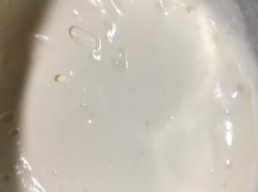 淡奶油加入细砂糖打至五六分浓稠可流动的状态.