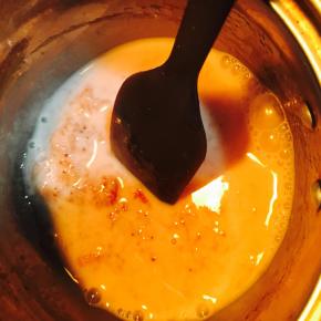 牛奶+草莓酱混合均匀,小火加热冒泡,离火.