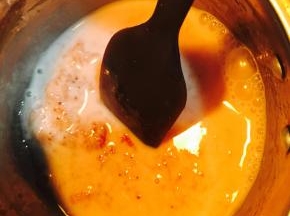 牛奶+草莓酱混合均匀,小火加热冒泡,离火.