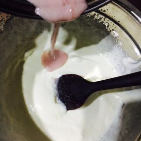 把牛奶草莓酱倒入淡奶油中,进行快速搅拌均匀.慕斯糊就这样做好了