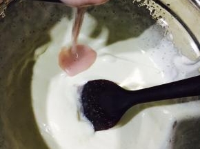 把牛奶草莓酱倒入淡奶油中,进行快速搅拌均匀.慕斯糊就这样做好了