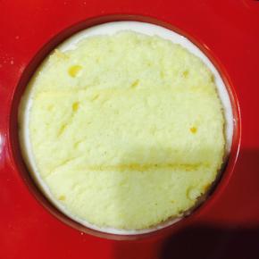 再盖上一块蛋糕片.放入冰箱冷藏一晚,第二天即可脱模食用.