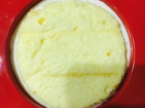 再盖上一块蛋糕片.放入冰箱冷藏一晚,第二天即可脱模食用.