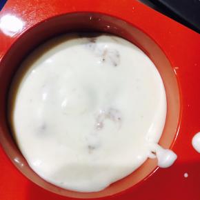 倒入8分满的慕斯糊!要没过蛋糕图形哦.