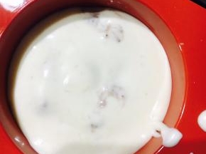 倒入8分满的慕斯糊!要没过蛋糕图形哦.