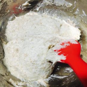 以上食材适合学厨450g土司盒一份用量.以上食材适合学厨450g土司盒一份用量.把中种面团和均匀后，覆盖保鲜膜放冰箱冷藏发酵48小时备用。