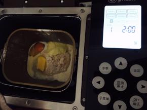 中种面团同主面团用量一同放入面包桶，启动合面程序20分钟「因面粉吸水性不同，可适当调整液体用量，注意多观察面团柔韧性」