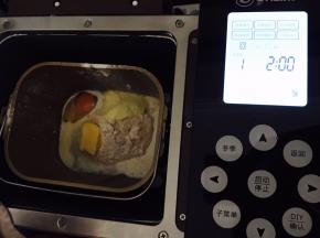 中种面团同主面团用量一同放入面包桶，启动合面程序20分钟「因面粉吸水性不同，可适当调整液体用量，注意多观察面团柔韧性」