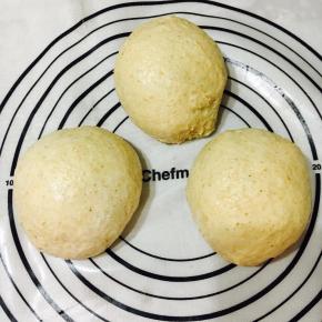 取出排气！评均分成三等份，滚至椭圆，放入学厨不沾土司盒。