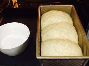 发酵至八分满！盖上土司盖，最底层，160度30分钟。
