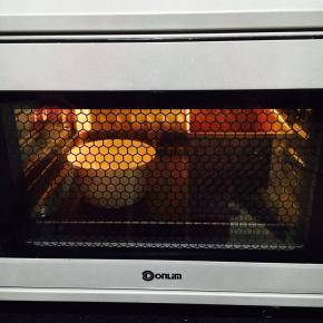 烤箱发酵模式，40分钟。最底层放一碗热热的开水，帮助发酵。「没有发酵模式，可调至30度左右发酵」