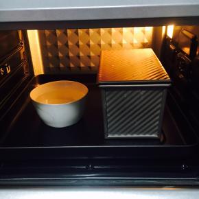 只需要预热烤箱，也无需取出碗水，调至温度，时间，即可开始烤制。