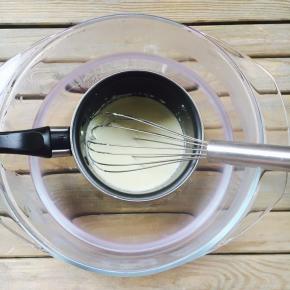 奶油奶酪加牛奶隔热水搅拌融化