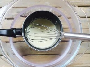 奶油奶酪加牛奶隔热水搅拌融化