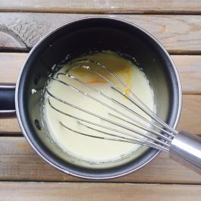 离开热水！依次加入蛋黄。