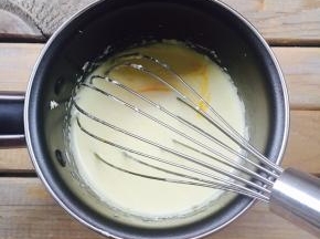 离开热水！依次加入蛋黄。