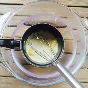 加入黄油继续隔热水搅拌至融化。