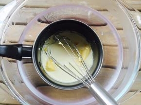 加入黄油继续隔热水搅拌至融化。