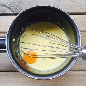 搅拌均匀后加入第二个蛋黄，
