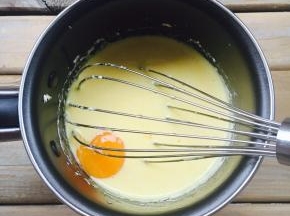 搅拌均匀后加入第二个蛋黄，