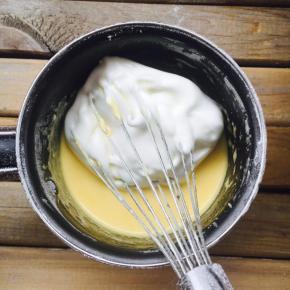 取三分一黄入蛋黄糊中搅拌均匀。