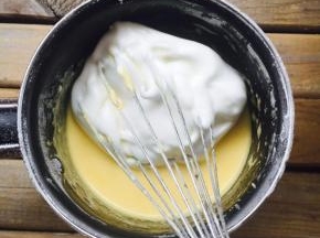 取三分一黄入蛋黄糊中搅拌均匀。