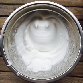 蛋白加入白糖，柠檬汁打发至弯勾√状态即可。