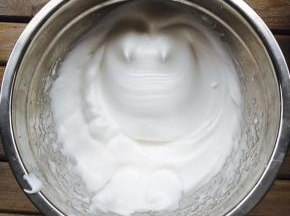 蛋白加入白糖，柠檬汁打发至弯勾√状态即可。