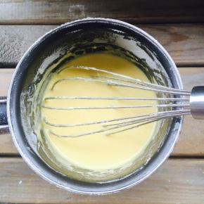 筛入低粉，继续搅拌成细腻的蛋糊。