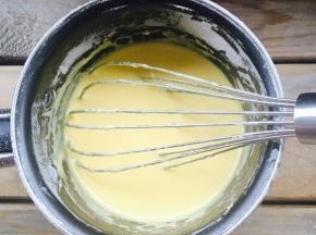 筛入低粉，继续搅拌成细腻的蛋糊。