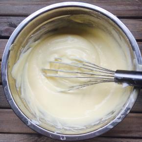 搅拌均匀后的蛋黄糊倒入剩下的蛋清中，以J字翻拌的手法继续翻拌均匀。