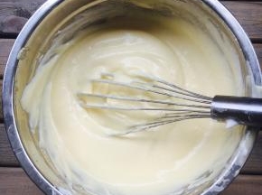 搅拌均匀后的蛋黄糊倒入剩下的蛋清中，以J字翻拌的手法继续翻拌均匀。