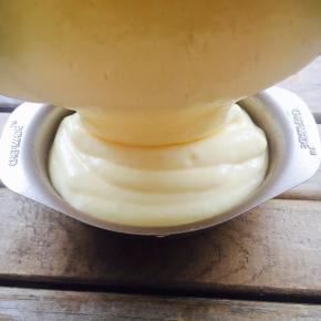 把乳酪糊倒入模具中！八九分满即可。