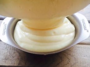 把乳酪糊倒入模具中！八九分满即可。