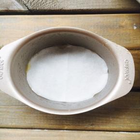 倒入学厨 金色不粘迷你乳酪芝士蛋糕模椭圆形迷你烘焙模具 ，模具底部要垫油纸，四周刷油。