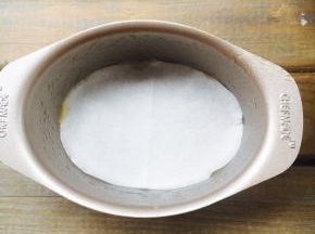 倒入学厨 金色不粘迷你乳酪芝士蛋糕模椭圆形迷你烘焙模具 ，模具底部要垫油纸，四周刷油。