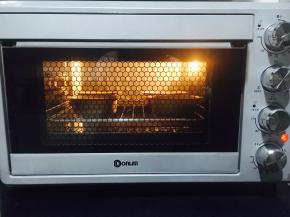 烤箱预热175度，烤箱底层烤盘放少许「没过底盘」热开水，烤盘上放网架烘烤。175度，30分钟转140度30分钟。