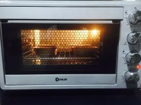 烤箱预热175度，烤箱底层烤盘放少许「没过底盘」热开水，烤盘上放网架烘烤。175度，30分钟转140度30分钟。