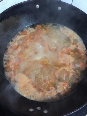 倒入适量的水烧开。（如果想节约时间也可以直接加开水。）