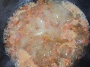 倒入适量的水烧开。（如果想节约时间也可以直接加开水。）